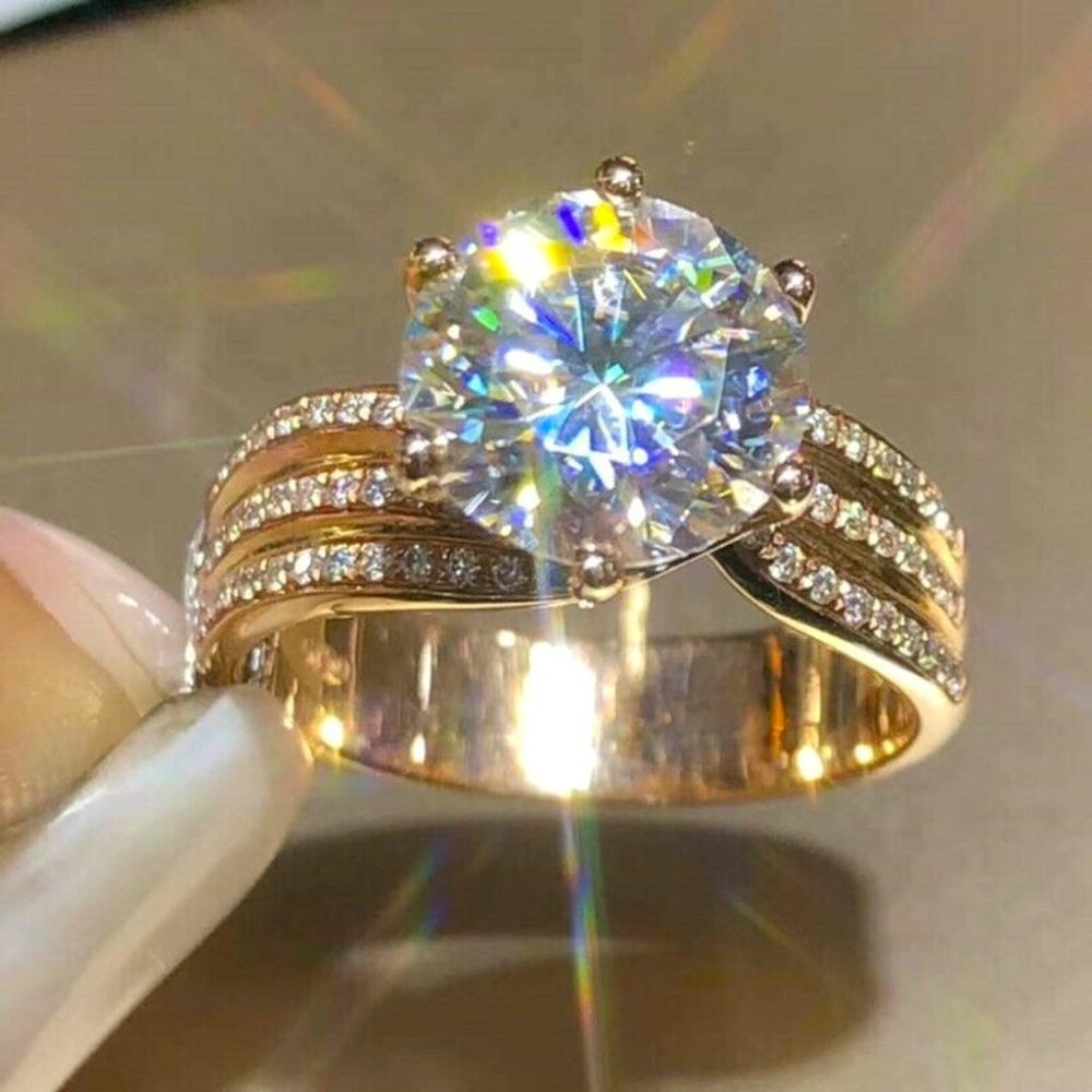 New Stunning 18k Yellow Gold 925 Silver 4ct Round Brilliant sim. Diamond Ring